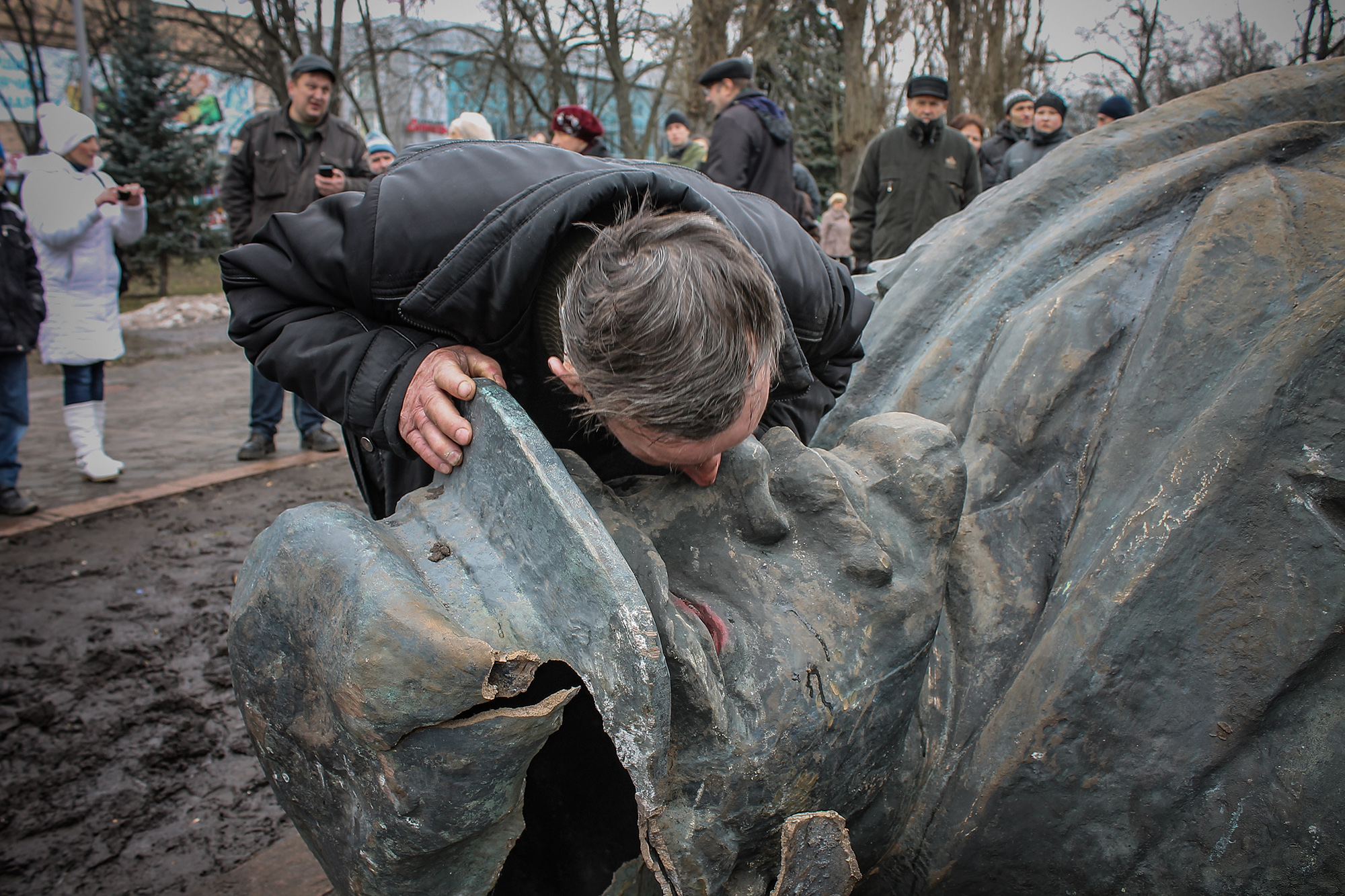 Снос памятников. Снесение памятников Ленину на Украине. Снесение памятников Ленину в России. На Украине сносят памятники Ленину. В России снесли памятник Ленину.