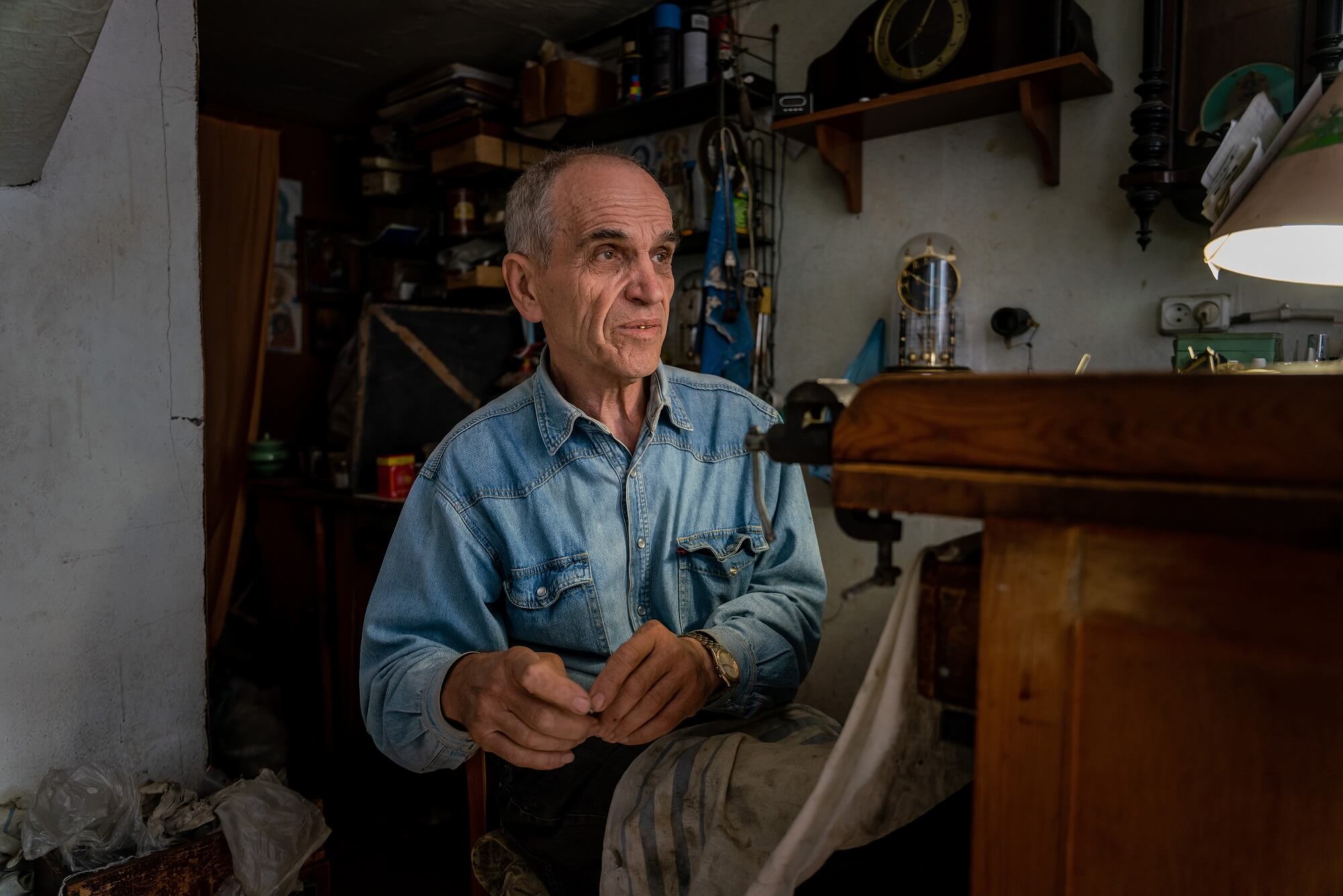 Володимир Іванович, 76-річний майстер із ремонту годинників